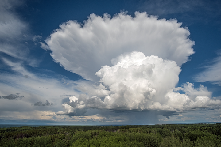 Ukkospilvi taivaalla