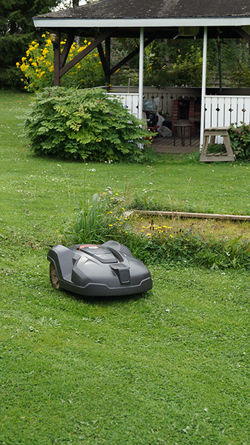 RoboApu-hankkeessa testattu robottiruohonleikkuri nurmikolla.