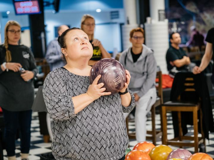 Jaana Siltala pitää kädessään keilapalloa ja keskittyy heittoon.