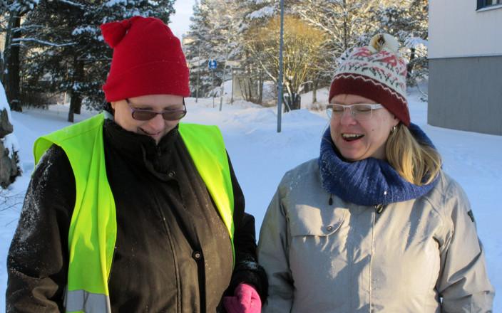 Sari Suomalainen henkilökohtaisen avustajansa kanssa.