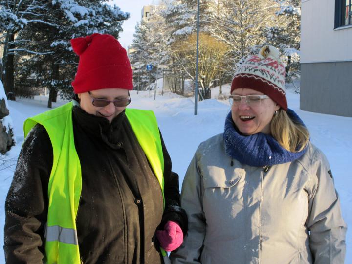 Sari Suomalainen henkilökohtaisen avustajansa kanssa.