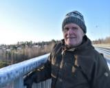 Osmo Holopainen seisoo sillalla kotikylällään