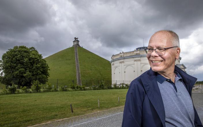 Juha Tuominen seisoo Waterloon taistelun muistomerkin edessä