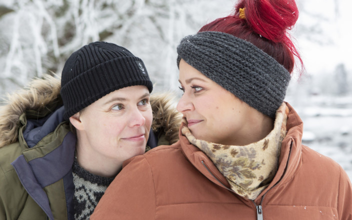 Eini Hakala ja Heini Knutas ulkoilemassa yhdessä Kotkan Koskipuistossa.