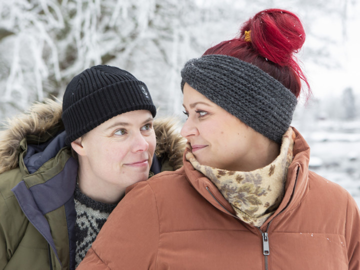 Eini Hakala ja Heini Knutas ulkoilemassa yhdessä Kotkan Koskipuistossa.