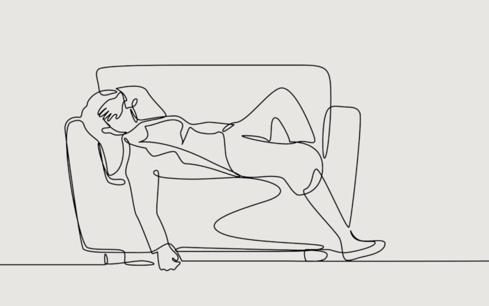 Viivapiirros uupuneesta naisesta makaamassa sohvalla