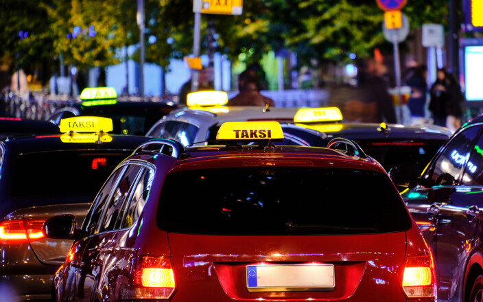 Taksiautoja taksitolpalla Helsingissä