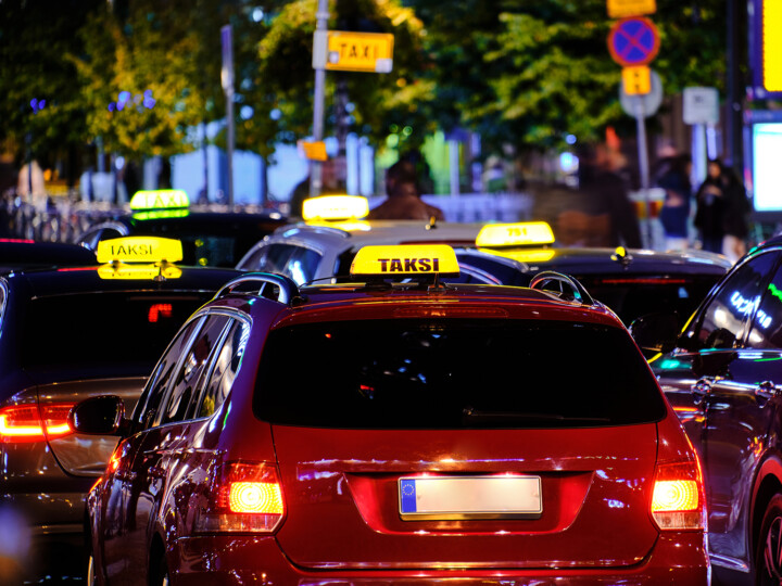 Taksiautoja taksitolpalla Helsingissä