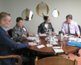 Omaishoitajien liiton edustajat keskustelevat työministeri Arto Satosen kanssa hänen työhuoneessaan.
