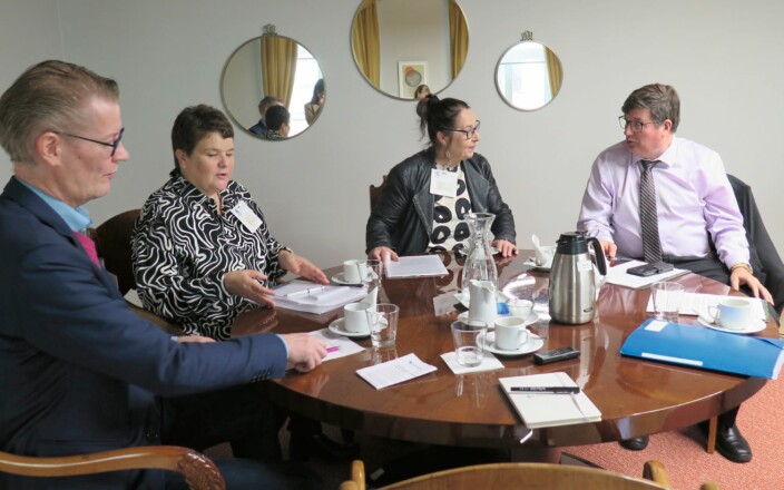 Omaishoitajien liiton edustajat keskustelevat työministeri Arto Satosen kanssa hänen työhuoneessaan.