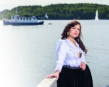 Teresa Flinck seisoo laiturilla Jyväskylän Lutakon satamassa