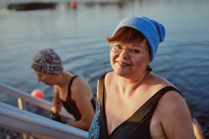 Tanja Pikkuaho nousemassa vedestä Tiuran rannan talviuintipaikalla Oulussa.