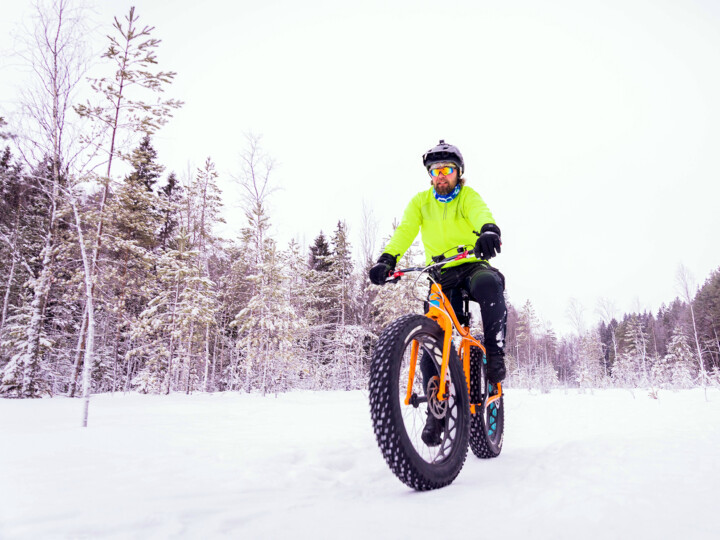 Esa Kynäslahti polkee läskipyörällä lumisella metsätiellä