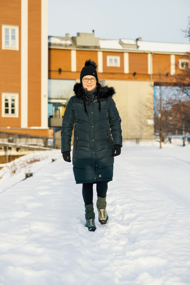 Päivi Kemell kävlee lumisessa rantamaisemassa Vaasassa.
