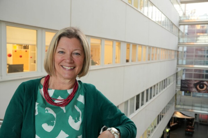 Professori Laura Airas kuvattuna työpaikallaan Turun yliopistolla.