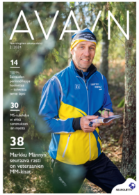 Avain-lehden nr 2/2024 kansi, jossa suunnistaja Markku Mänty poseeraa keväisessä kuusimetsässä.