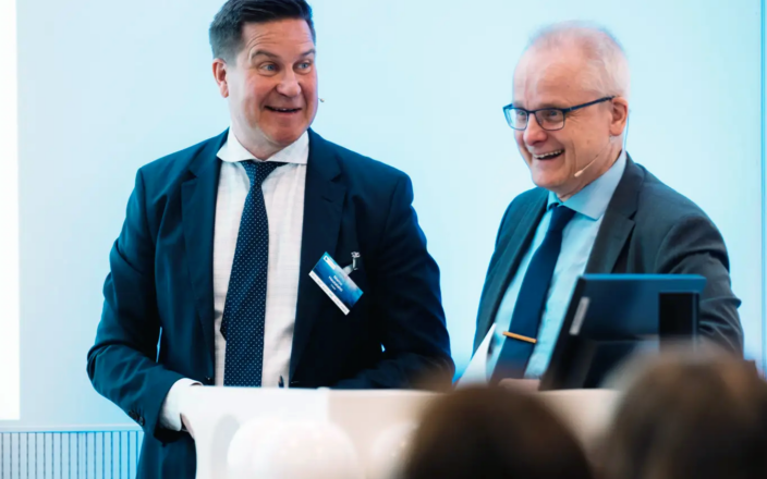 FINBB:n toimitusjohtaja Marco Hautalahti ja dosentti Mikko Seppänen seisovat yleisön edessä avaamassa Harvinaisten päivän seminaaria.