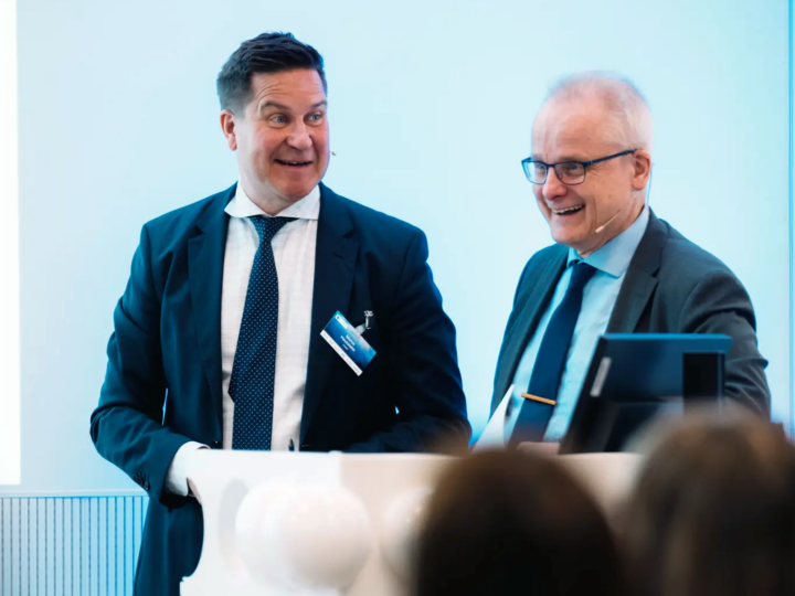 FINBB:n toimitusjohtaja Marco Hautalahti ja dosentti Mikko Seppänen seisovat yleisön edessä avaamassa Harvinaisten päivän seminaaria.