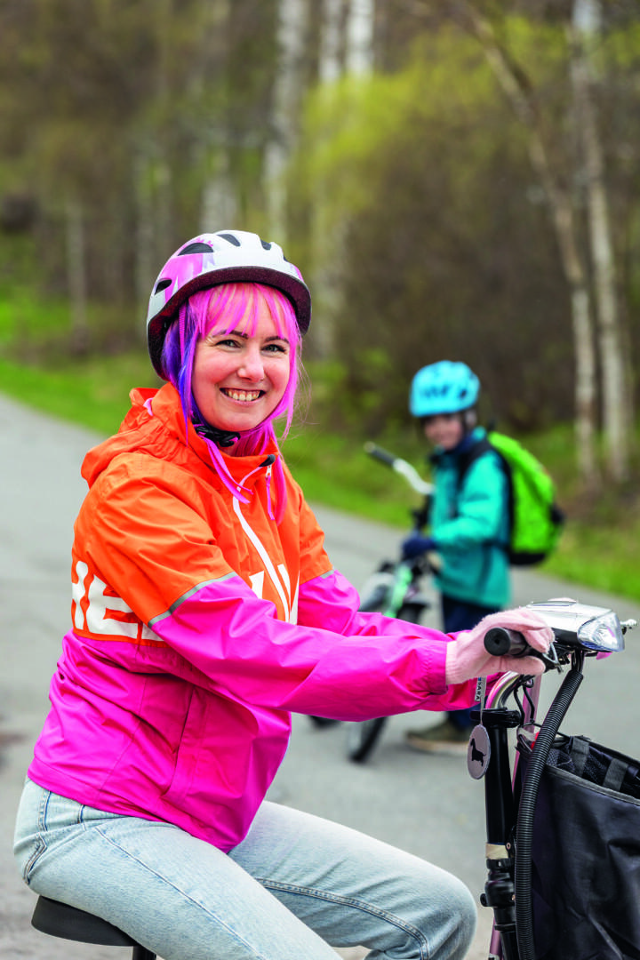 Sara Kaasalainen ulkoilemassa lapsensa kanssa