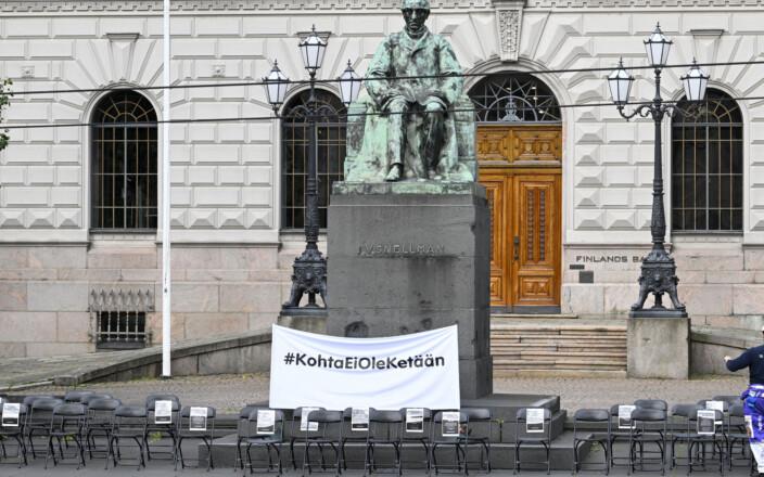 Tyhjiä tuoleja Säätytalon edessä hiljaisena mielenilmauksena sote-järjestöjen avustusleikkauksia vastaan.